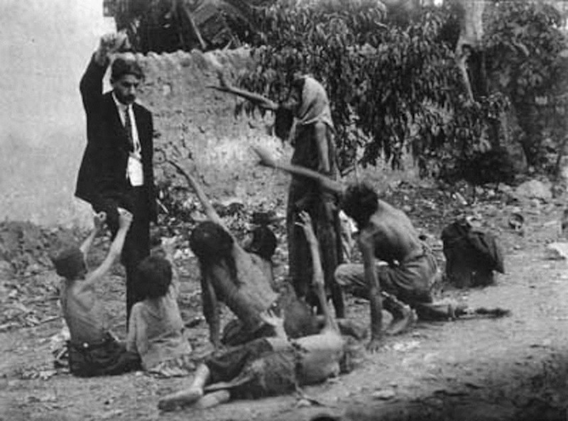 2. Османская империя, 1915 год. Геноцид армян. Турецкий чиновник дразнит голодных армянских детей куском хлеба.
