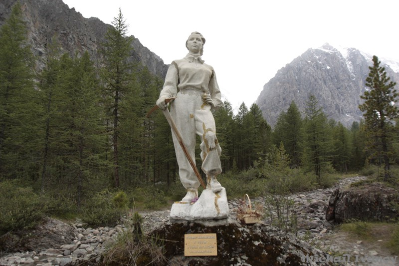 Памятник Галине Афанасьевой (и всем альпинистам погибшим в горах Алтая)