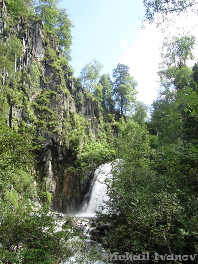 Водопад Корбу, один из самых крупных на Горном Алтае.