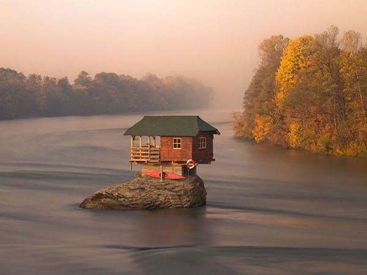 5. Дом на реке Дрина (Сербия)