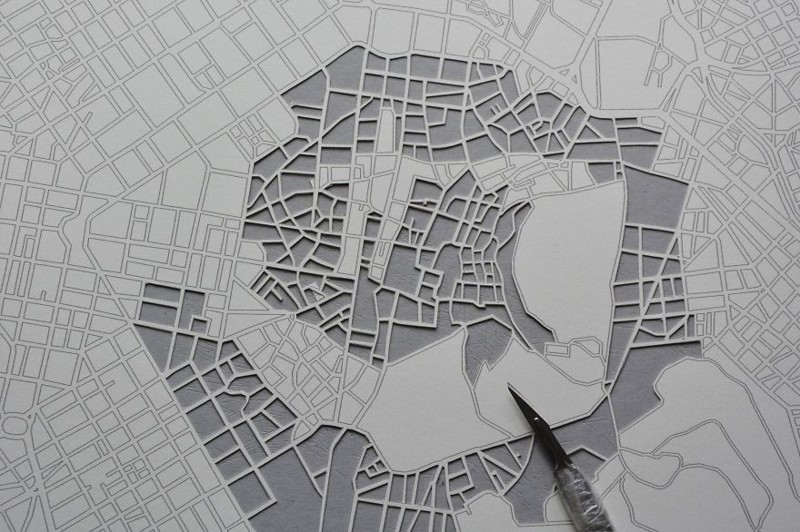 Литовский художник вырезает из бумаги реалистичные карты городов