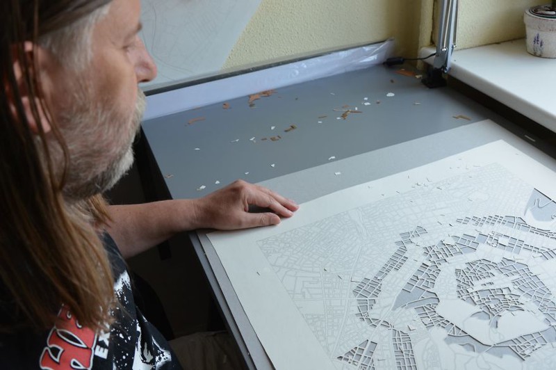 Литовский художник вырезает из бумаги реалистичные карты городов