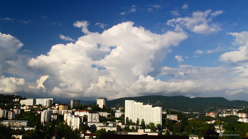 После дождя нал Кавказом вырастают высокие кучевые облака