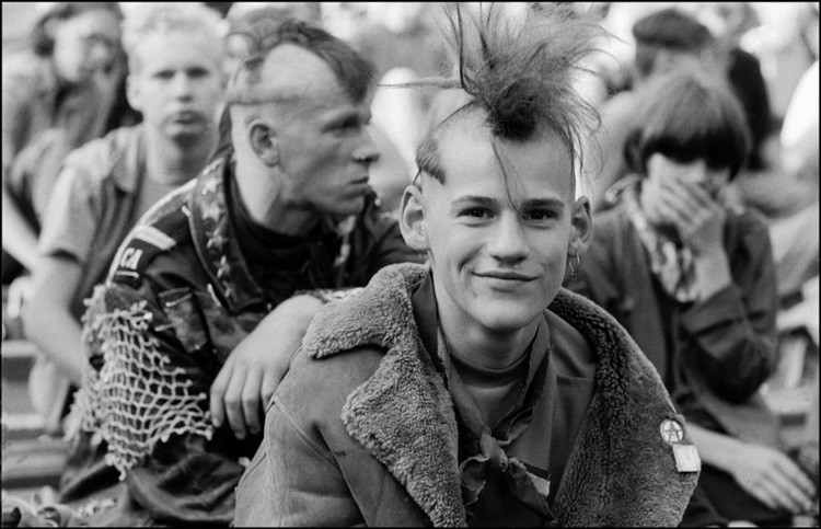 «Хулиган» в Западном Берлине, 1987. Хулиганами обычно называли членов панк-банд, обычно сформированных вокруг определенного футбольного клуба винтаж, германия, люди, фото