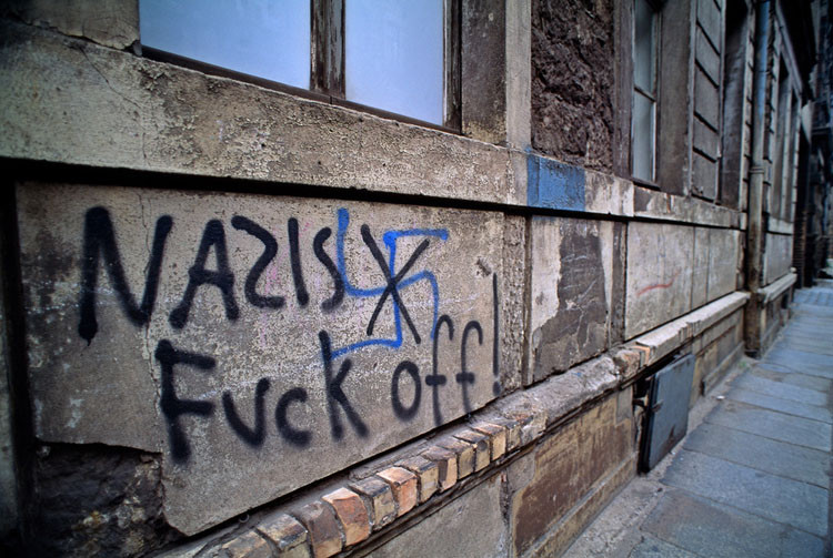 Антинацистская надпись на стене в Восточной Германии. 1990 год винтаж, германия, люди, фото