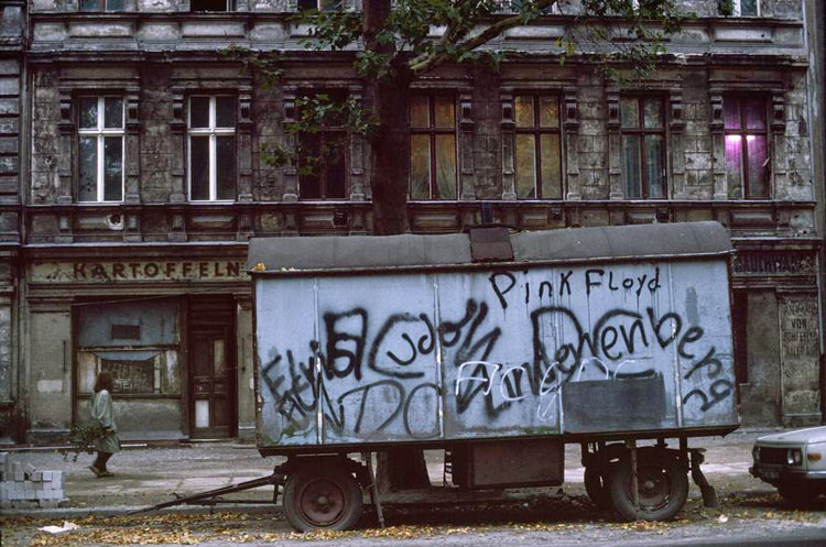 Списанный вагон с граффити, в Пренцлауэр-Берг. Берлин, 1974 винтаж, германия, люди, фото