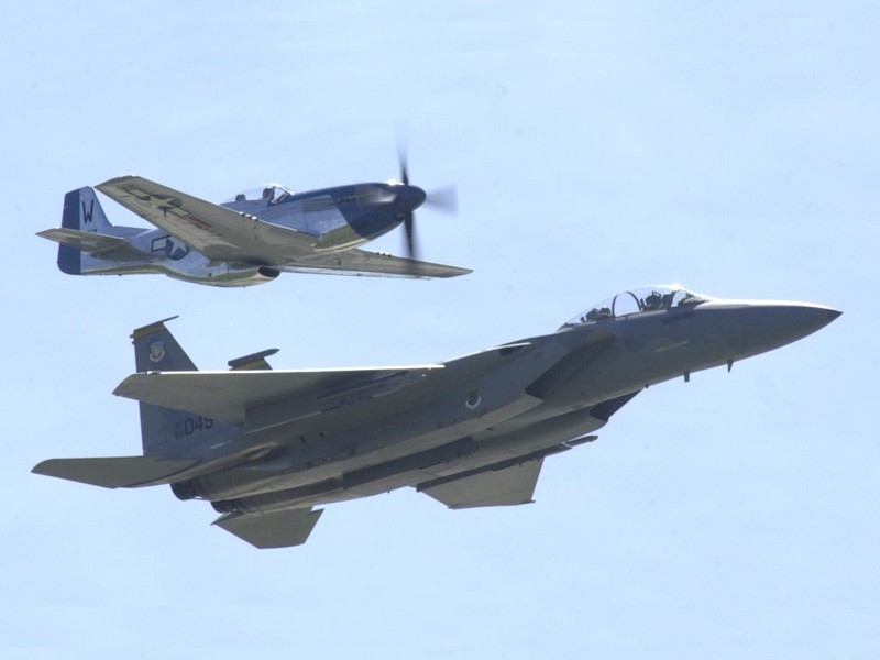 В современном бою самолёты никогда не подлетают близко друг к другу