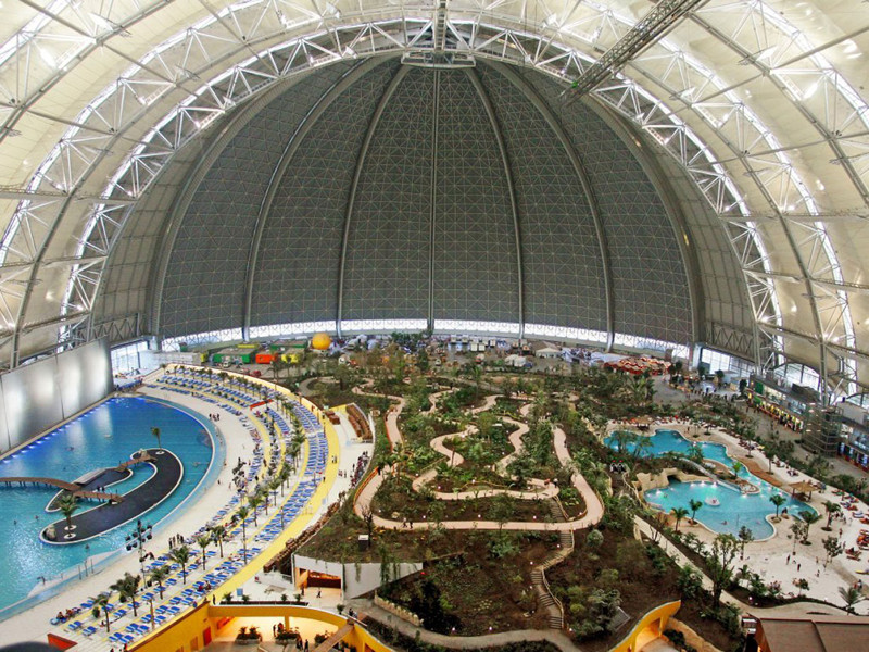 13. Огромный аквапарк под куполом, Германия.