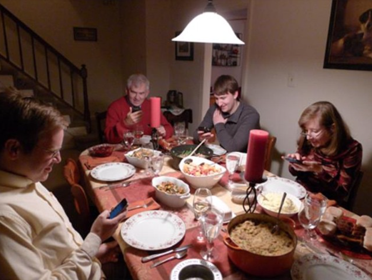 Семья за праздничным столом. Люди за праздничным столом. Вся семья за столом. Застолье с родственниками. Мама перед гостями