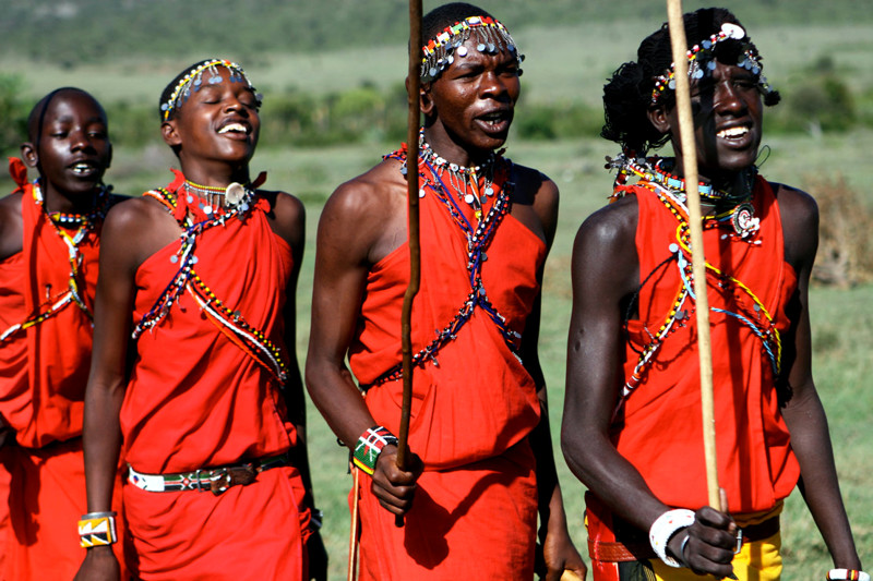 А это Масаи. Это полукочевой африканский коренной народ, живущий в саванне на юге Кении и на севере Танзании. Масаи являются одним из самых известных племён Восточной Африки.