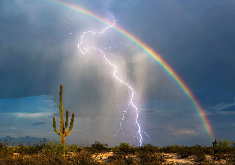 Фотограф 7 лет пытался запечатлеть молнию и радугу в одном фото