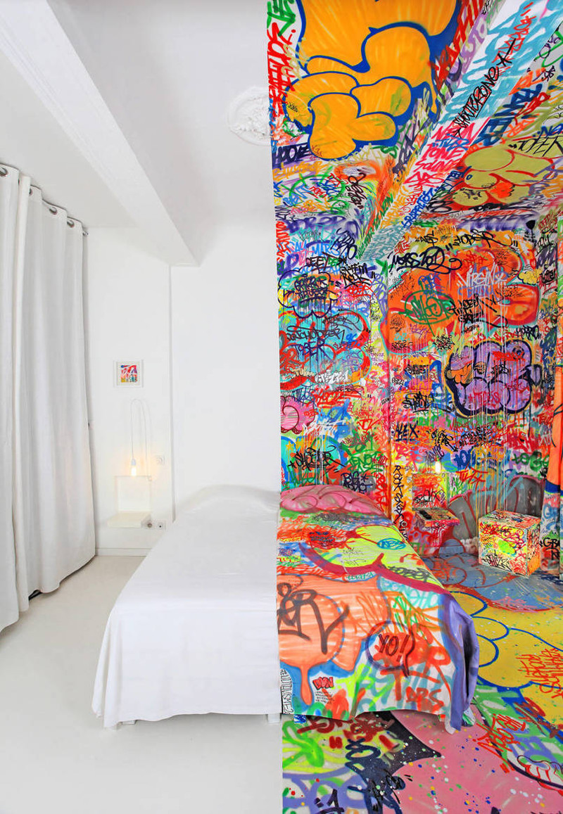3. Французский граффити-художник Tilt необычно оформил комнату отеля, разделив ее на две части - белую и расписанную 