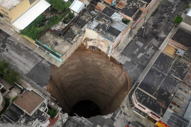 12. Дыра в городе Гвадалахара, Мексика, 2010 год. Она была 18 метров в ширину и 61 метр в глубину