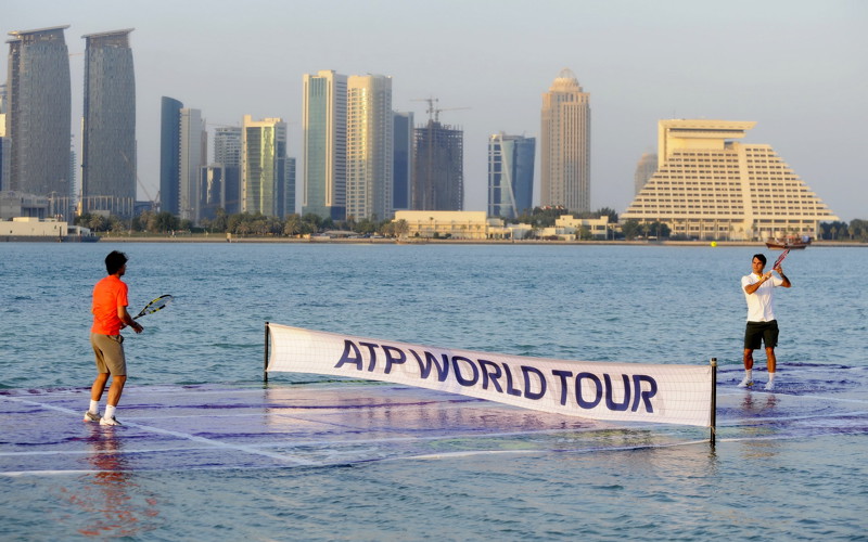 7. Роджер Федерер и Рафаэль Надаль сыграли в теннис на плавающем корте в заливе у города Доха, Катар.