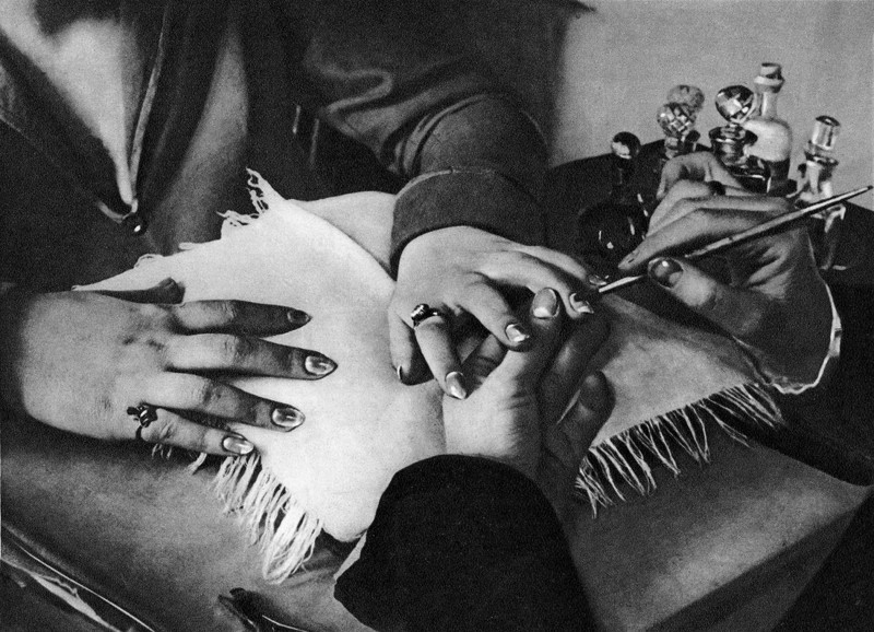 2. «Руки маникюрщицы», 1929 год