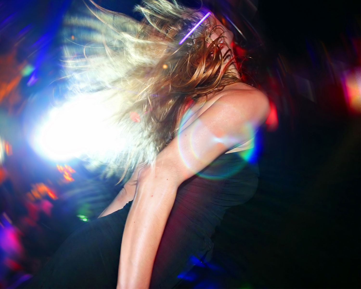 Девушки на дискотеке фото. Танцующая девушка. Девушка танцует в клубе. Танцующая девушка в клубе. Танцующая девушка yflbcrjntrt.
