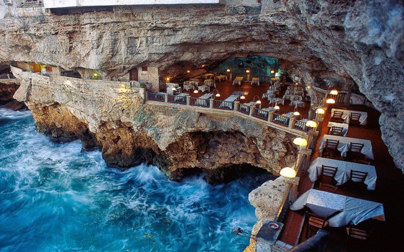 8. Ресторан в пещере, Италия.