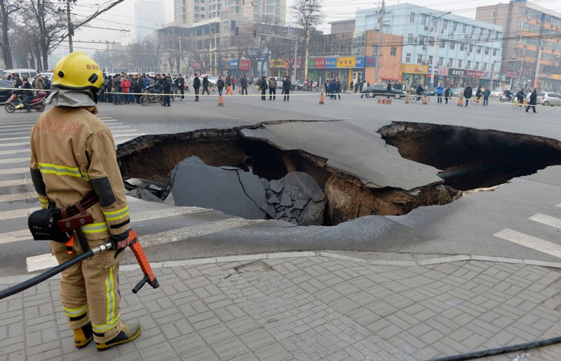 Загадочные провалы в земле