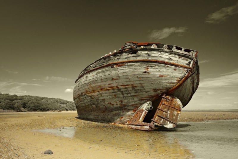 Старая лодка на острове Англси в Уэльсе