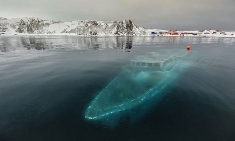 Затонувшая лодка в Антарктике