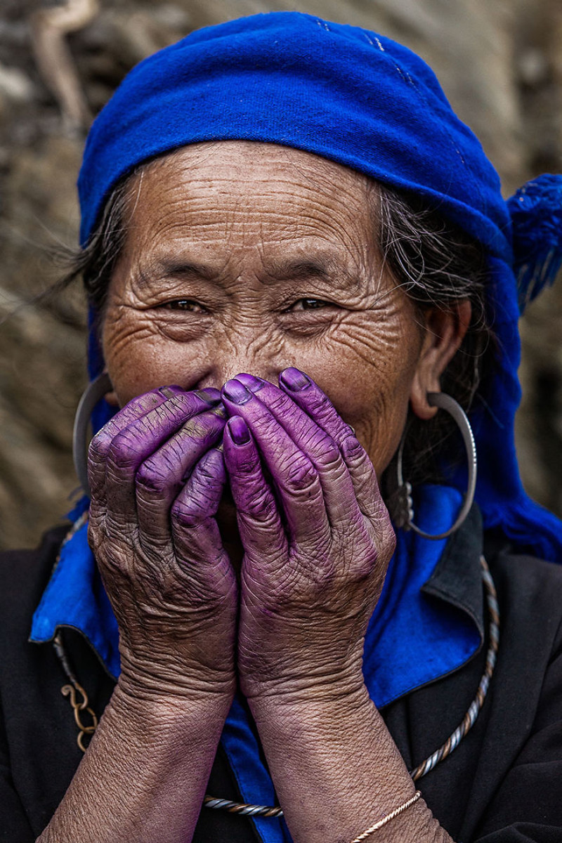 Женщина из народа хмонг с окрашенными в фиолетовый цвет руками