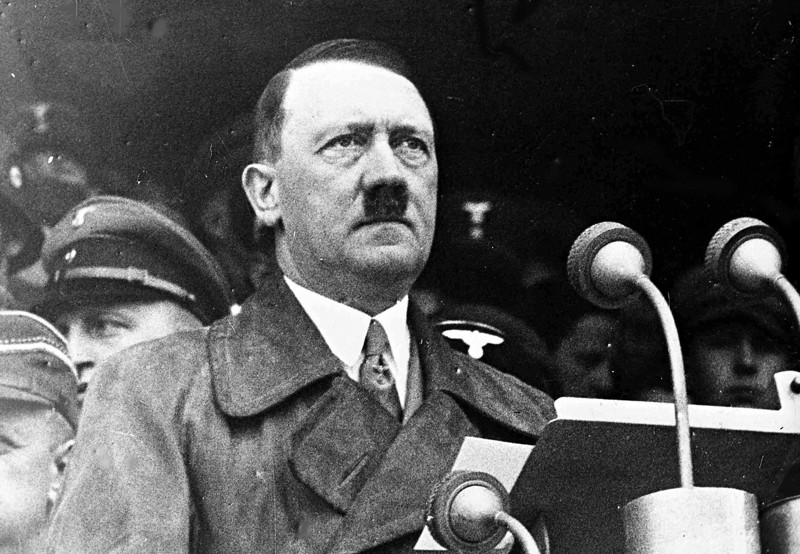 13. Адольф Гитлер — дантисты.