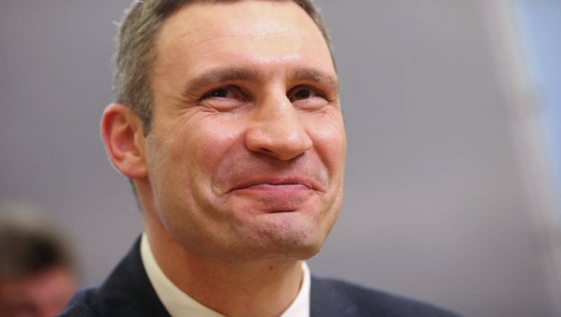 На фото настоящий мер Киева. Умные вещи говорит, только понять сложно.
