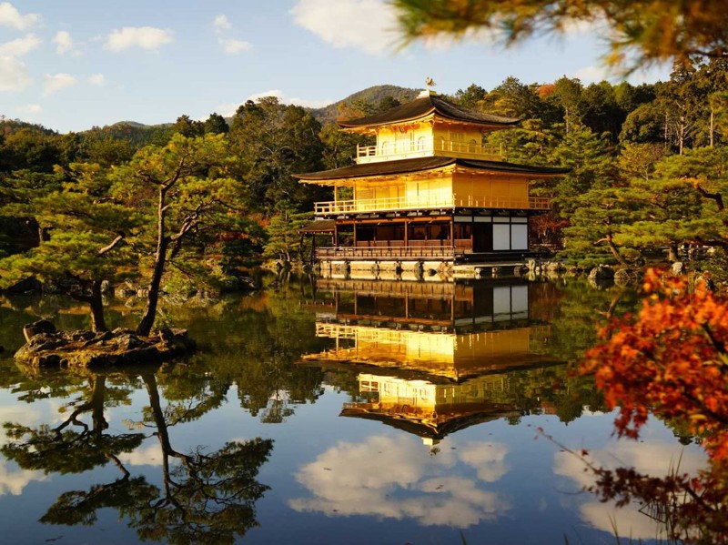 Среди самых удивительных храмов стоит особо выделить Кинкаку-дзи (Золотой павильон), построенный в 14 веке. Благодаря своему блестящему покрытию из чистого золота, храм полностью отражается в озере