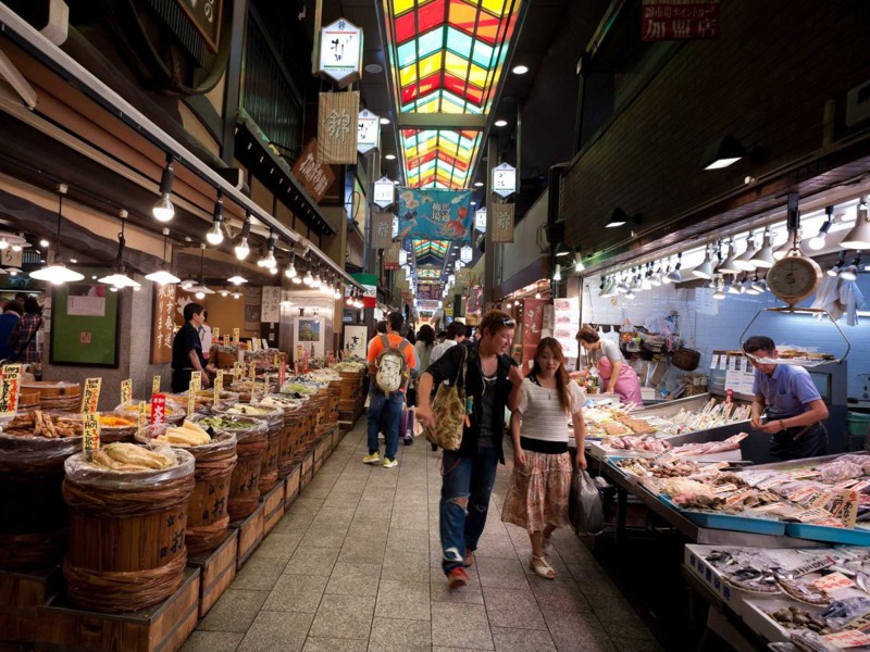 Рынок Нисики (второе название – кухня Киото). Этому рынку 400 лет, на нём расположено свыше 100 магазинов и закусочных. Это настоящее собрание уникальных редкостей и диковинной пищи