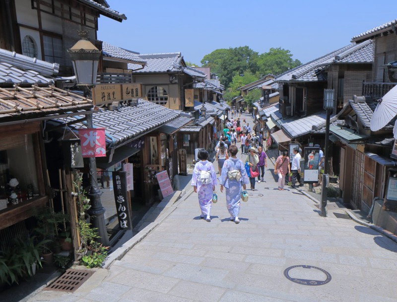 Традиции и архитектура города были сохранены при восстановлении улицы Нинэн-зака. Она спускается к храму Киёмидзу-дера. Улица была основана ещё в годы существования империи