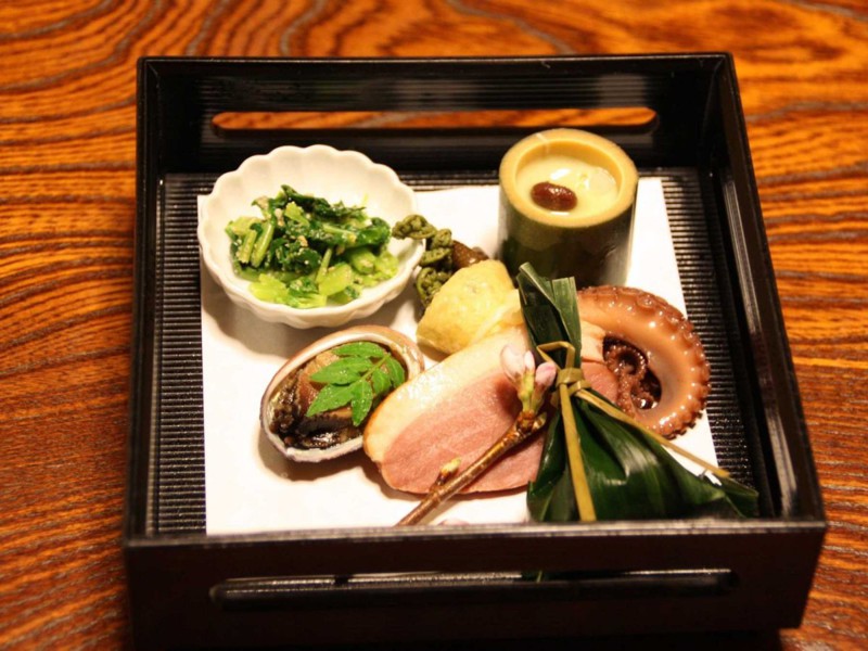 В Киото каждое блюдо – это предмет искусства. Кухня Киото  носит название Киориори. Процесс приёма пищи здесь настоящее таинство: на красивой посуде подаются десятки миниатюрных сезонных блюд. И люди едят их, сидя на татами (специальных матах)