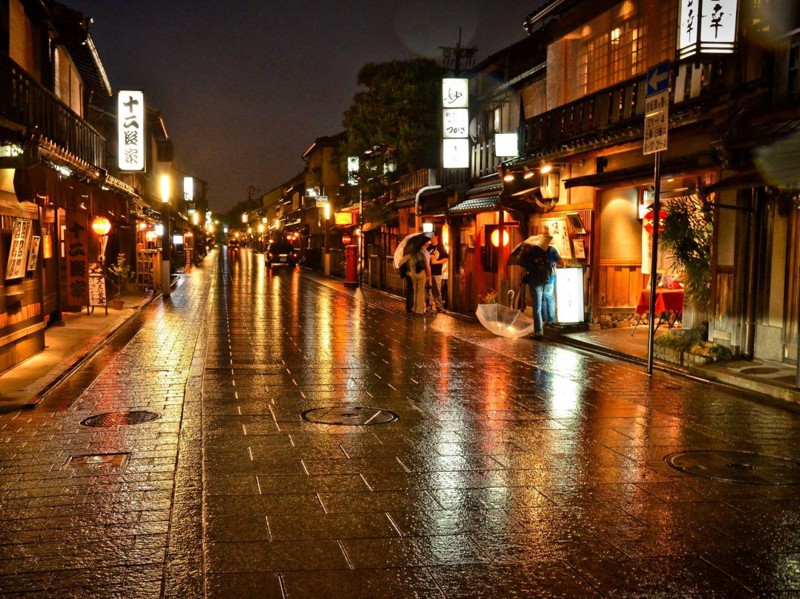 Особенно в Гионе – одном из немногих оставшихся в Японии районов, где живут гейши. Шумные улочки, на которых расположены старинный деревянные здания, напоминают старый Киото. Здесь повсюду традиционный чайные дома и уникальные ресторанчики