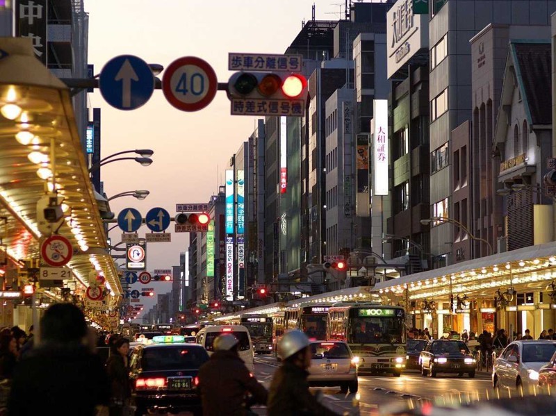 Но Киото – это ещё и современный город. Шоппинг в центральном торговом квартале Сидзё-Дори  не уступает по уровню Токио