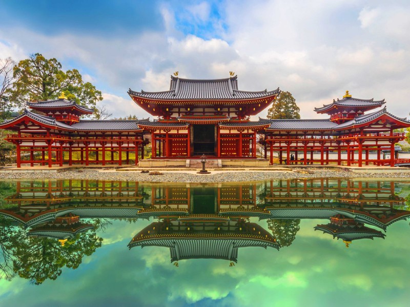 Киото – это дом великолепных храмов, например буддийского храма Бёдо-ин, внесённого в список всемирного наследия  ЮНЕСКО