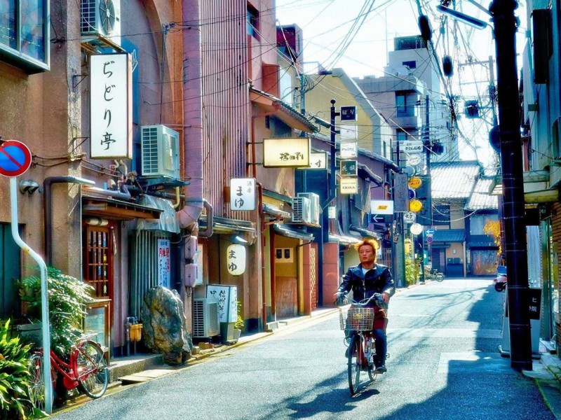 Особенным Киото делает то, что это мегаполис, в котором царит атмосфера маленького городка