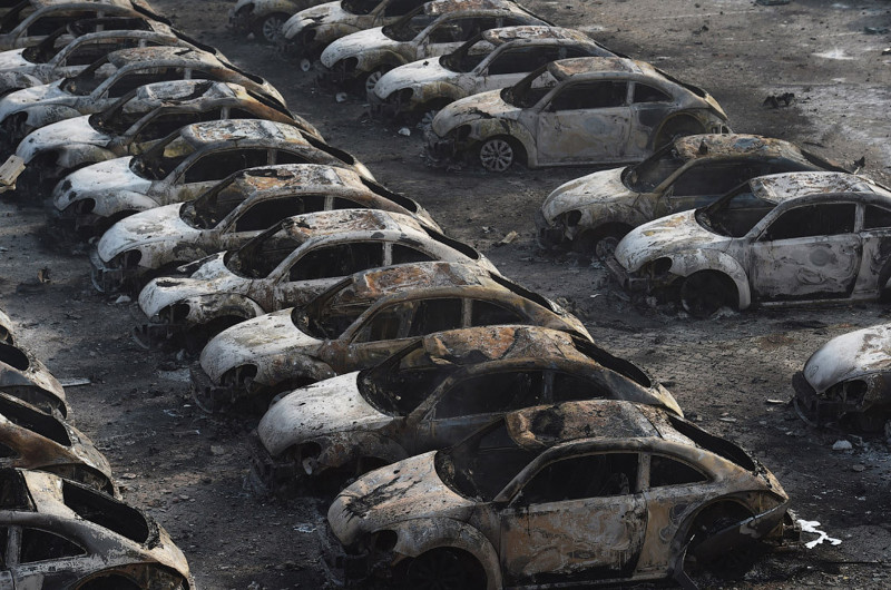 Сгоревшие «жуки» недалеко от места взрыва. (Фото Greg Baker):
