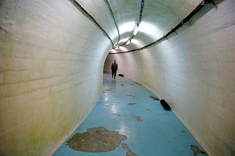 Служащий вооруженных сил Боснии и Герцеговины в туннеле подземного бункера Броз Тито