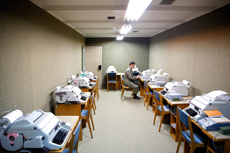 Телефаксы и телефоны в зале оперативной связи.