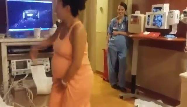 Яркий танец беременной во время родов под “Tootsee Roll” взорвал Сеть