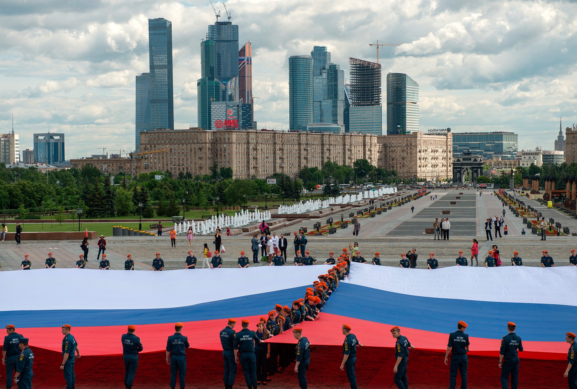 Россия она большая. Самый большой флаг РФ. Самая большая площадь в Москве. Огромная Россия. Флаг России на площади.