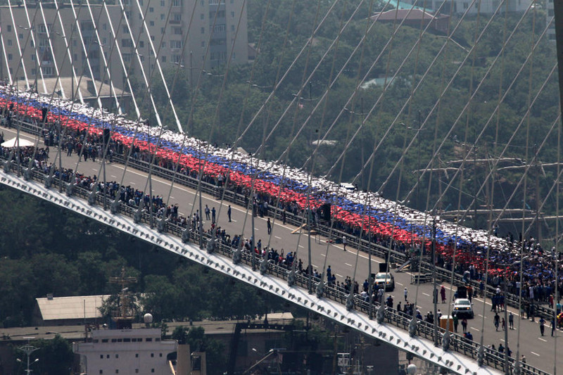 В 2013 году жители создали гигантский "живой флаг" на мосту