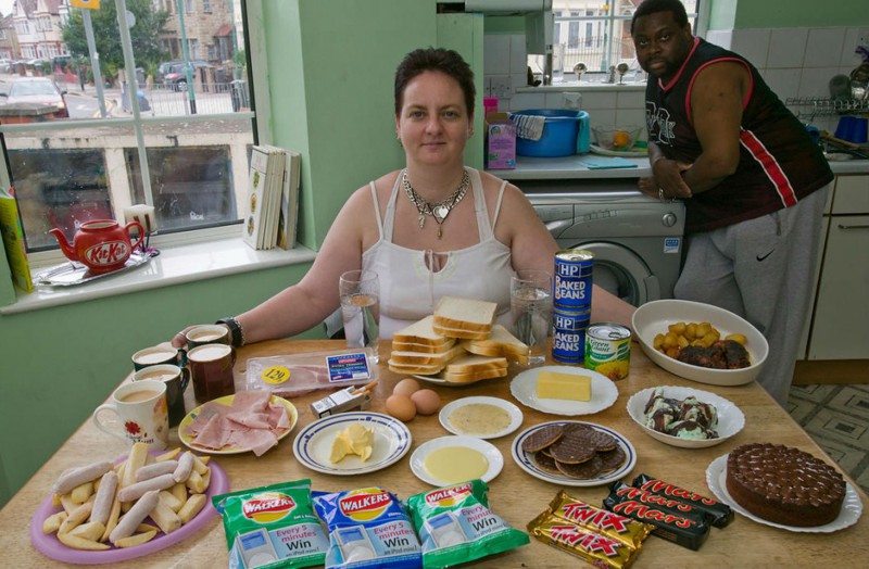 Джилл МакТай, школьный ассистент, на своей кухне в Лондоне.