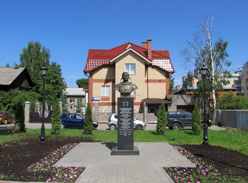 Памятник сотому космонавту мира и нашему земляку Виктору Савиных.