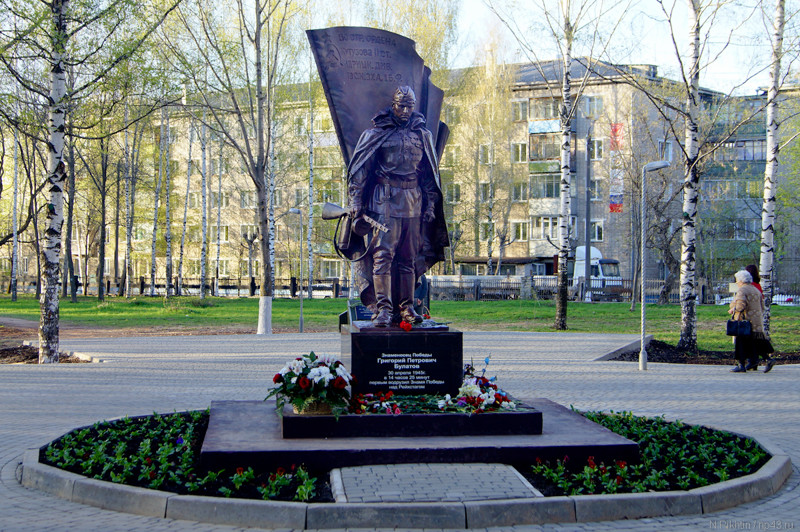Бронзовый памятник нашему земляку Григорию Булатову, рядовому Красной Армии, водрузившему Красное знамя на Рейхстаг.