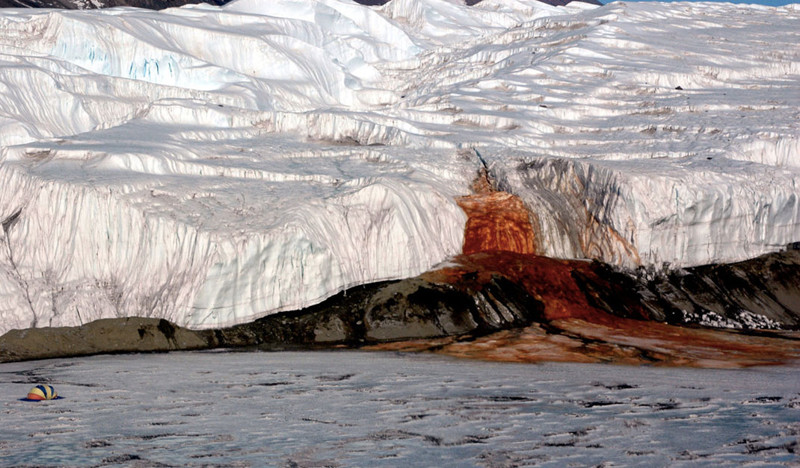 18. В Антарктиде есть водопад с красной, как кровь, водой, что объясняется наличием железа, которое окисляется при контакте с воздухом.