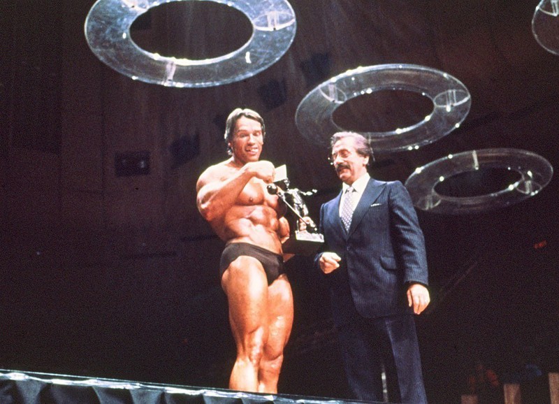 	 Арнольд Шварценеггер получает статуэтку Юджина Сандоу на конкуре «Мистер Олимпия» в 1980 году.