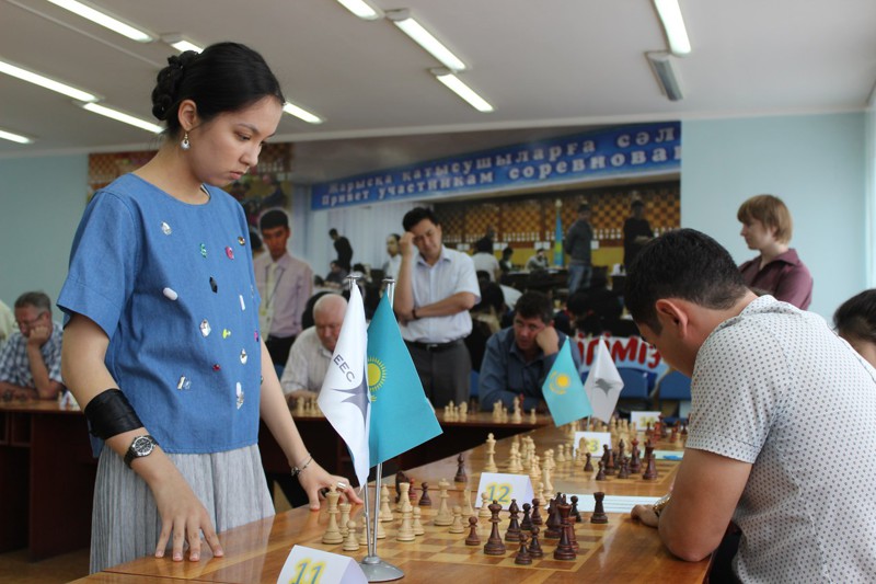 Две чемпионки: шашистка и шахматистка