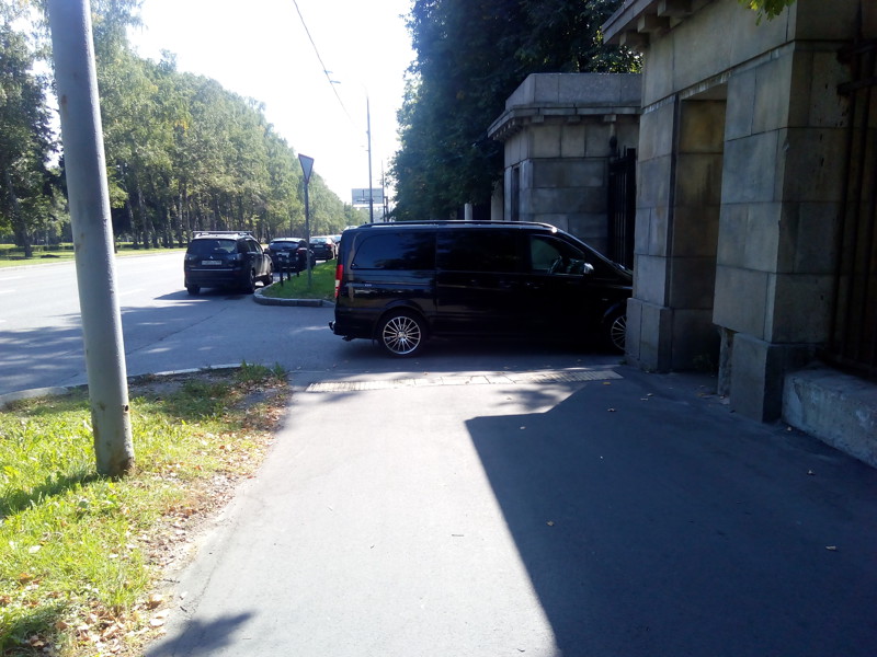 Иду я на днях по Университетскому проспекту в районе кортов ‪‎МГУ‬ и вижу, стоят две машины поперёк тротуара.