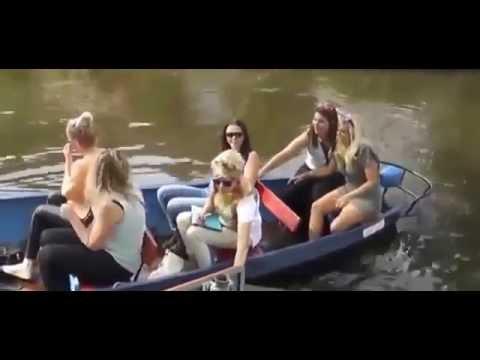 Девушки управляют лодкой