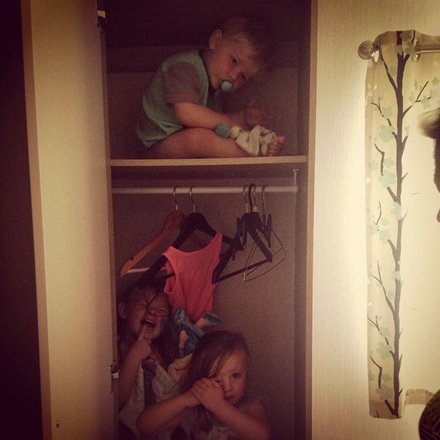 Мама скрытое фото. Ребенок прячется в шкафу. Ребенок спрятался в шкафу. Девушка спряталась в шкафу. "ПРЯТКИ".